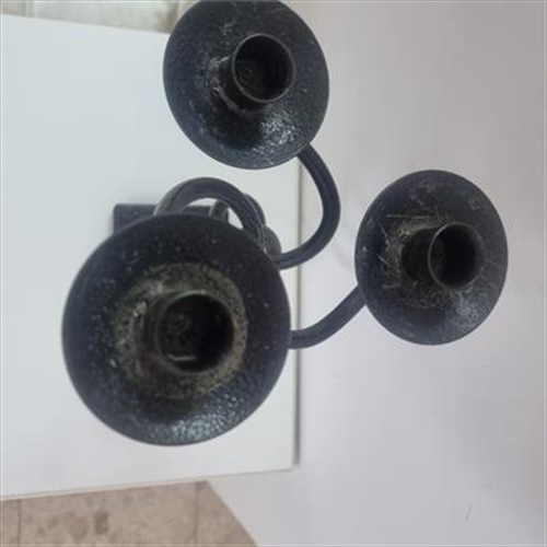 פמוט נרות מברזל ל-3 נרות, פמוט עם עיקולים ופיתולים, חתום