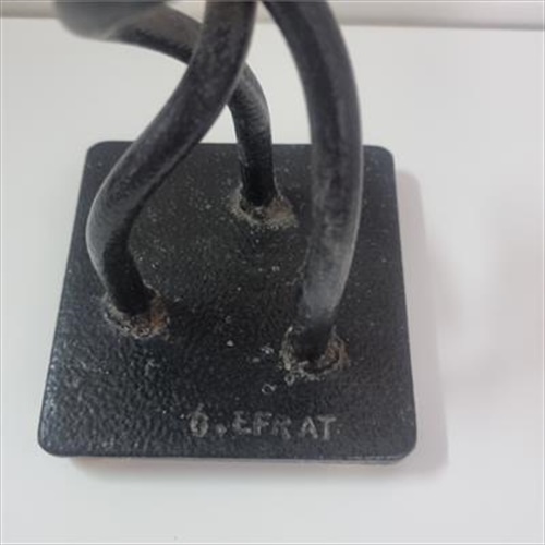 פמוט נרות מברזל ל-3 נרות, פמוט עם עיקולים ופיתולים, חתום