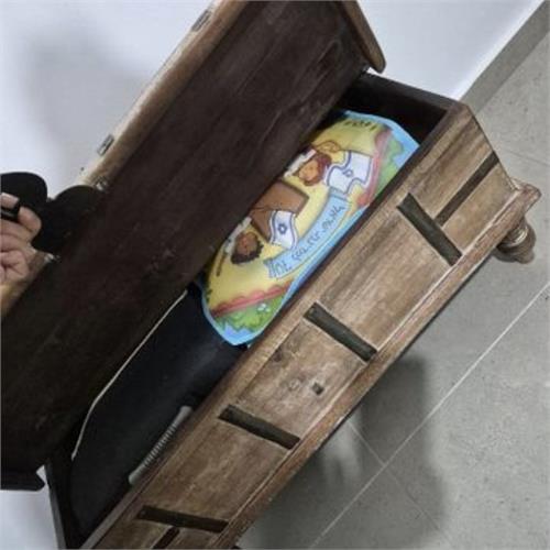 ארגז עץ כפרי במראה מיושן עם חיזוקי מתכת