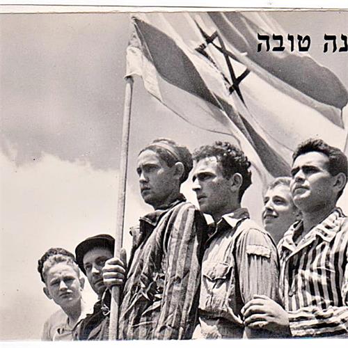תצלום היסטורי נדיר 'לשנה טובה' - ניצולי שואה עם דגל ישראל