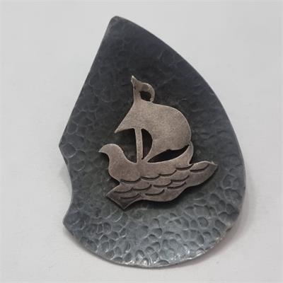 סיכת "בצלאל" עתיקה מכסף - מוטיב ספינה (נדיר!)