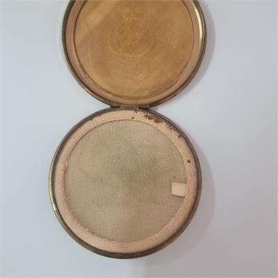 פודריית וינטג' יוקרתית של המותג הבריטי Stratton