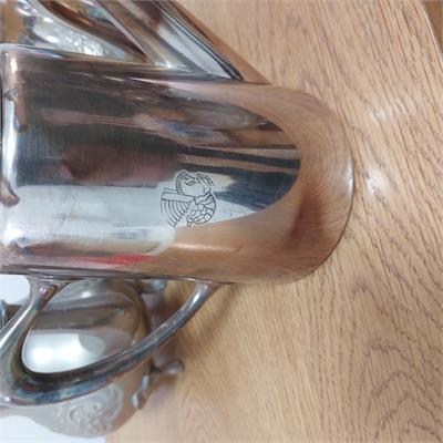 קנקן הגשה מצופה כסף עם סמל ימי מיתולוגי