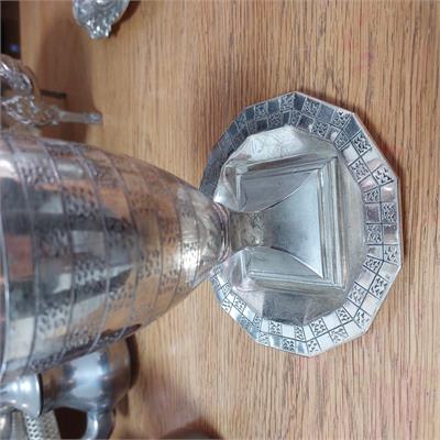 גביע מתכת מעוטר עם בסיס מתומן