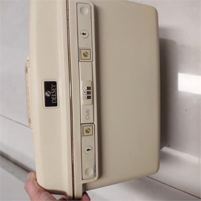 תיק וינטג' קשיח Delsey Club עם מנעול קוד