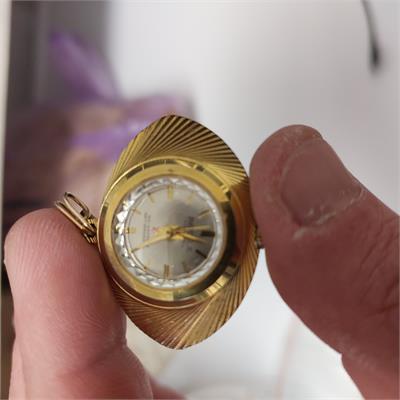 תליון שעון וינטג' מזהב בצורת עין