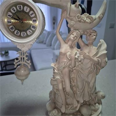 שעון מנטל דקורטיבי עם דמויות נאו-קלאסיות