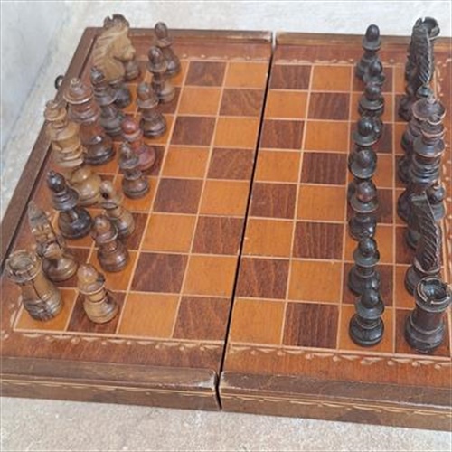 סט שחמט וינטג' מעץ מגולף ומתקפל