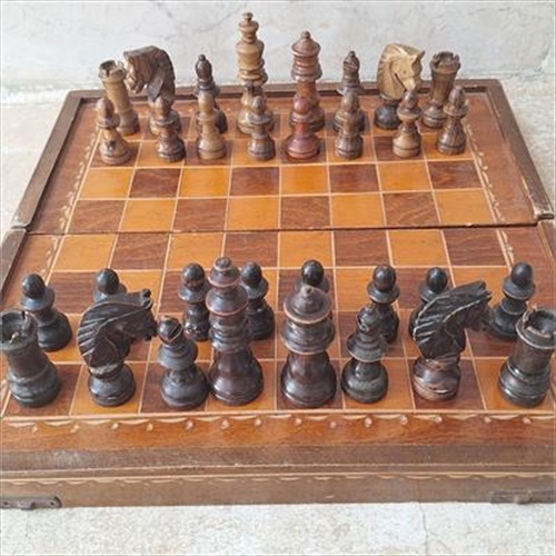 סט שחמט וינטג' מעץ מגולף ומתקפל