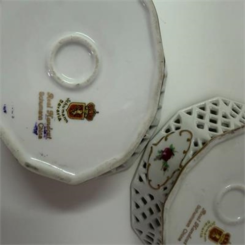 זוג קעריות פורצלן תחרה גרמני חתום – Schumann Bavaria