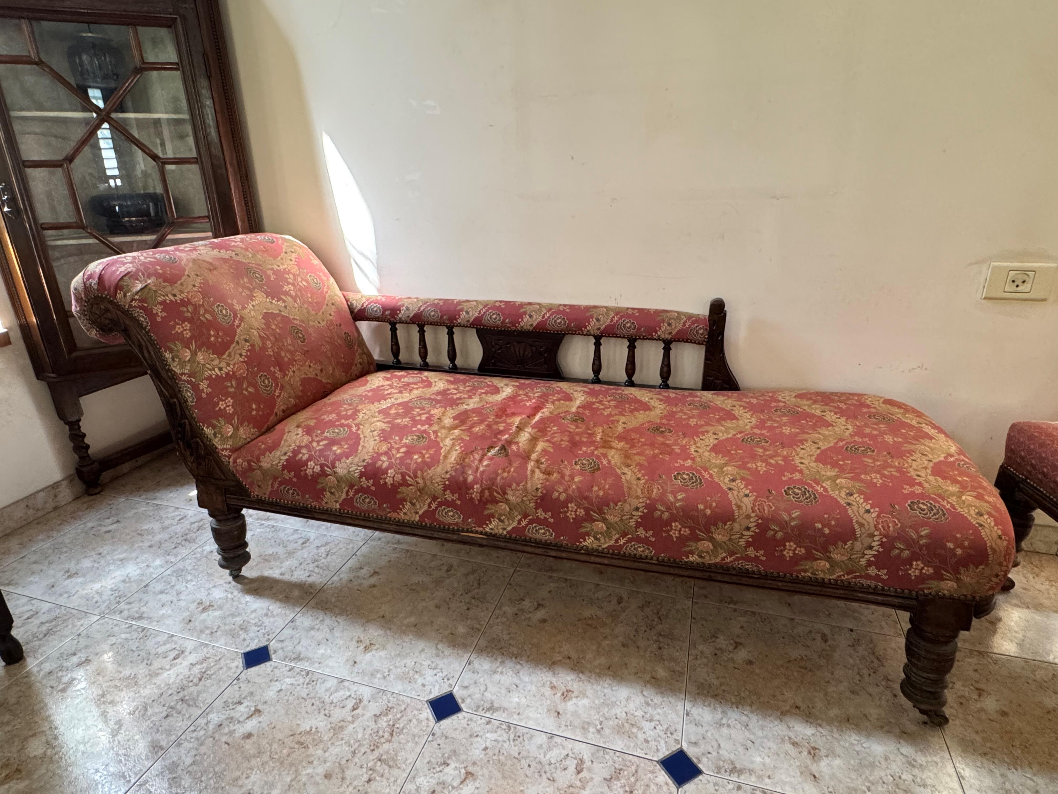 שזלונג עתיק — מיטת הסבה/כורסה ארוכה למנוחה, המכונה גם Chaise