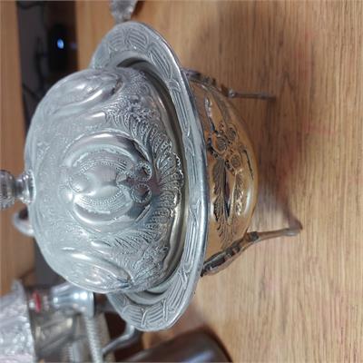 כלי הגשה עתיק מצופה כסף עם עיטורי פרחים