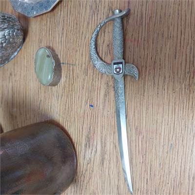 פותח מכתבים דקורטיבי דמוי חרב עם סמל ונדה