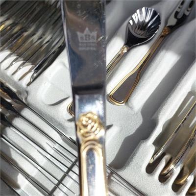 סט סכו"ם יוקרתי בגווני כסף וזהב בקופסת הגשה