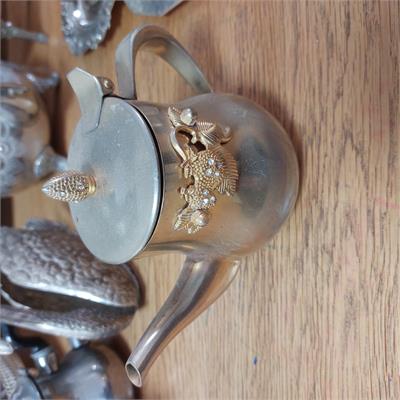 כד חלב/רוטב דקורטיבי מצופה כסף עם עיטורי זהב ואבני חן