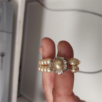 צמיד פנינים וינטג' עם אבזם דקורטיבי