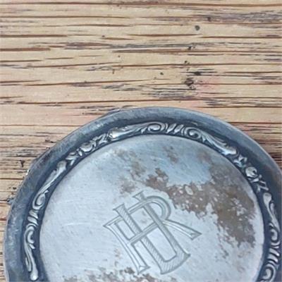 קופסה אישית עתיקה מכסף/מצופה כסף עם מונוגרמה