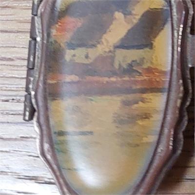 קופסה עתיקה נפתחת עם ציור מיניאטורי של נוף