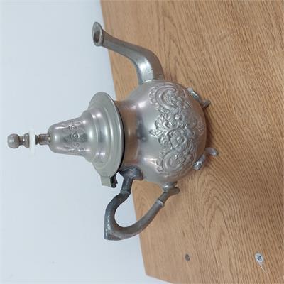 קומקום תה מזרחי כסוף בסגנון מסורתי