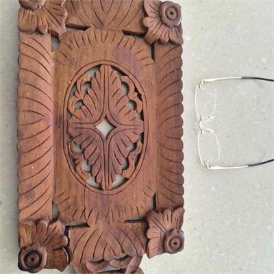 לוח עץ/מגש דקורטיבי מגולף בסגנון מזרחי/קולוניאלי