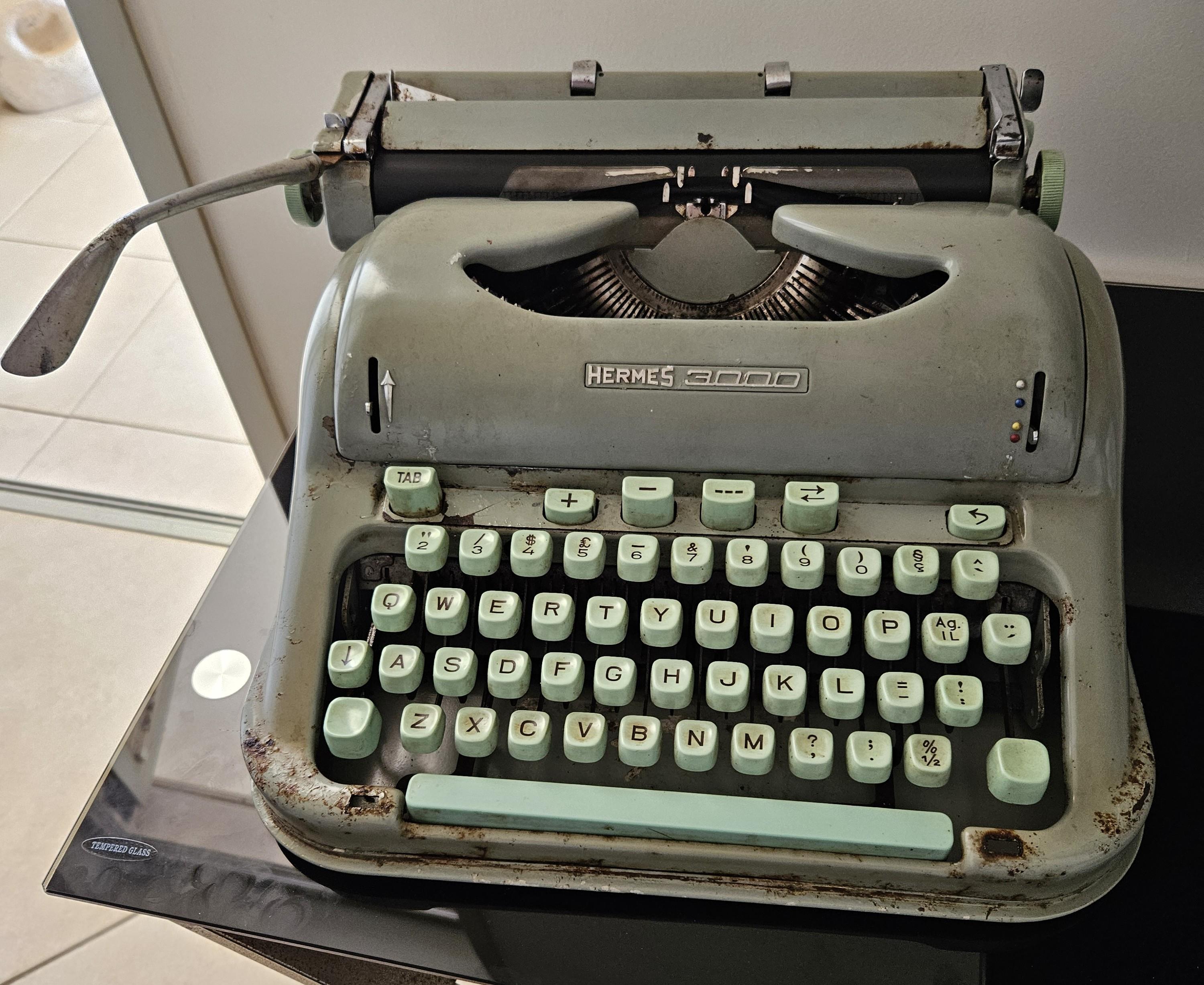 מכונת כתיבה עתיקה Hermes 3000