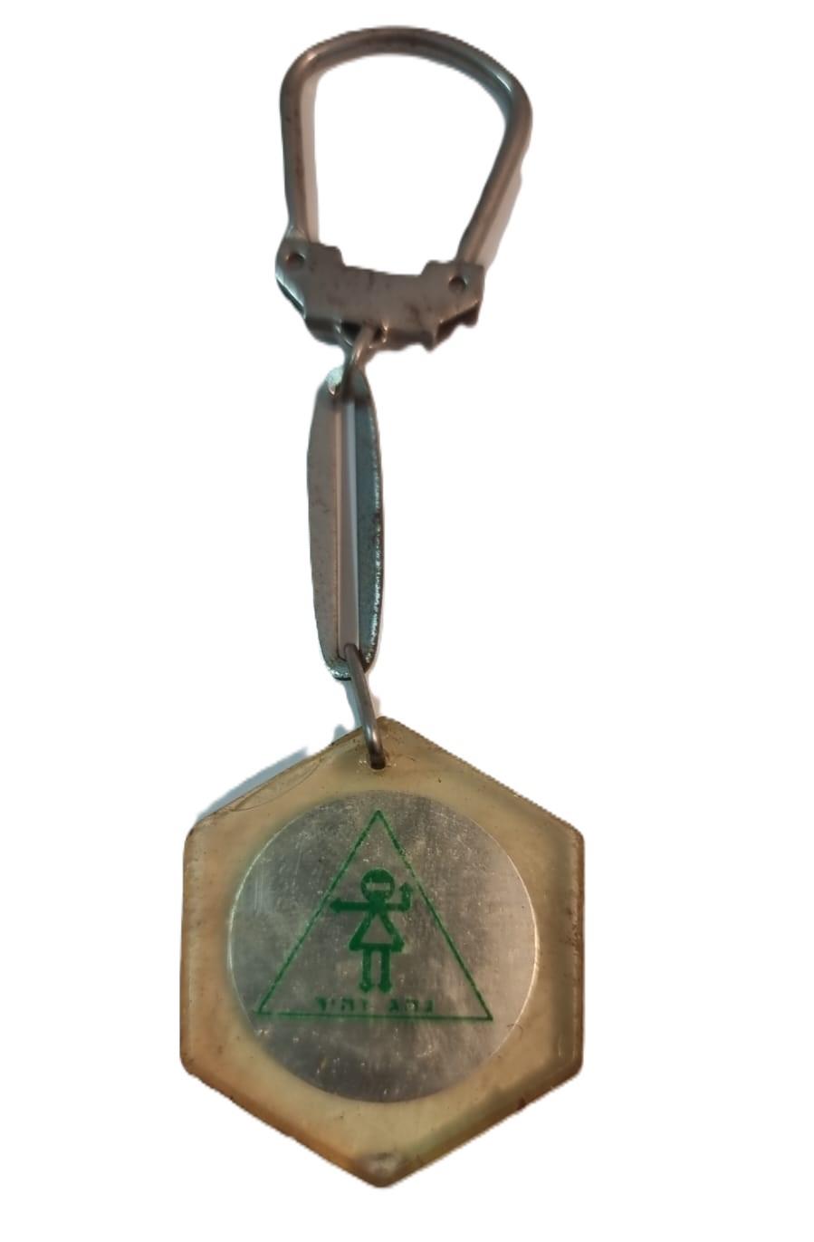 מחזיק מפתחות נהג זהיר 1965