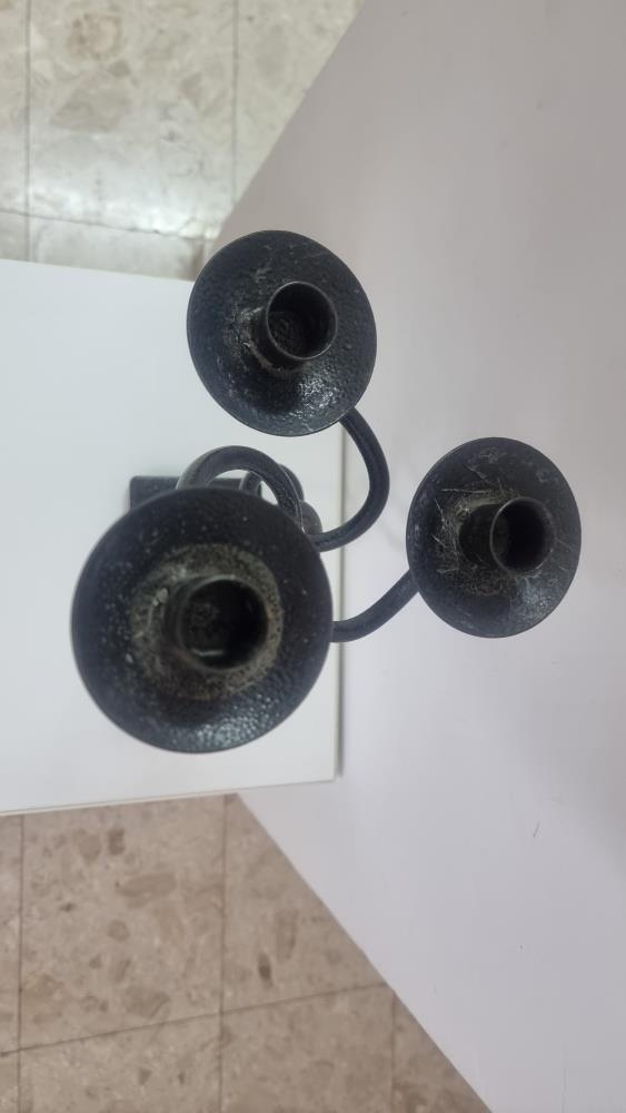 פמוט נרות מברזל ל-3 נרות, פמוט עם עיקולים ופיתולים, חתום
