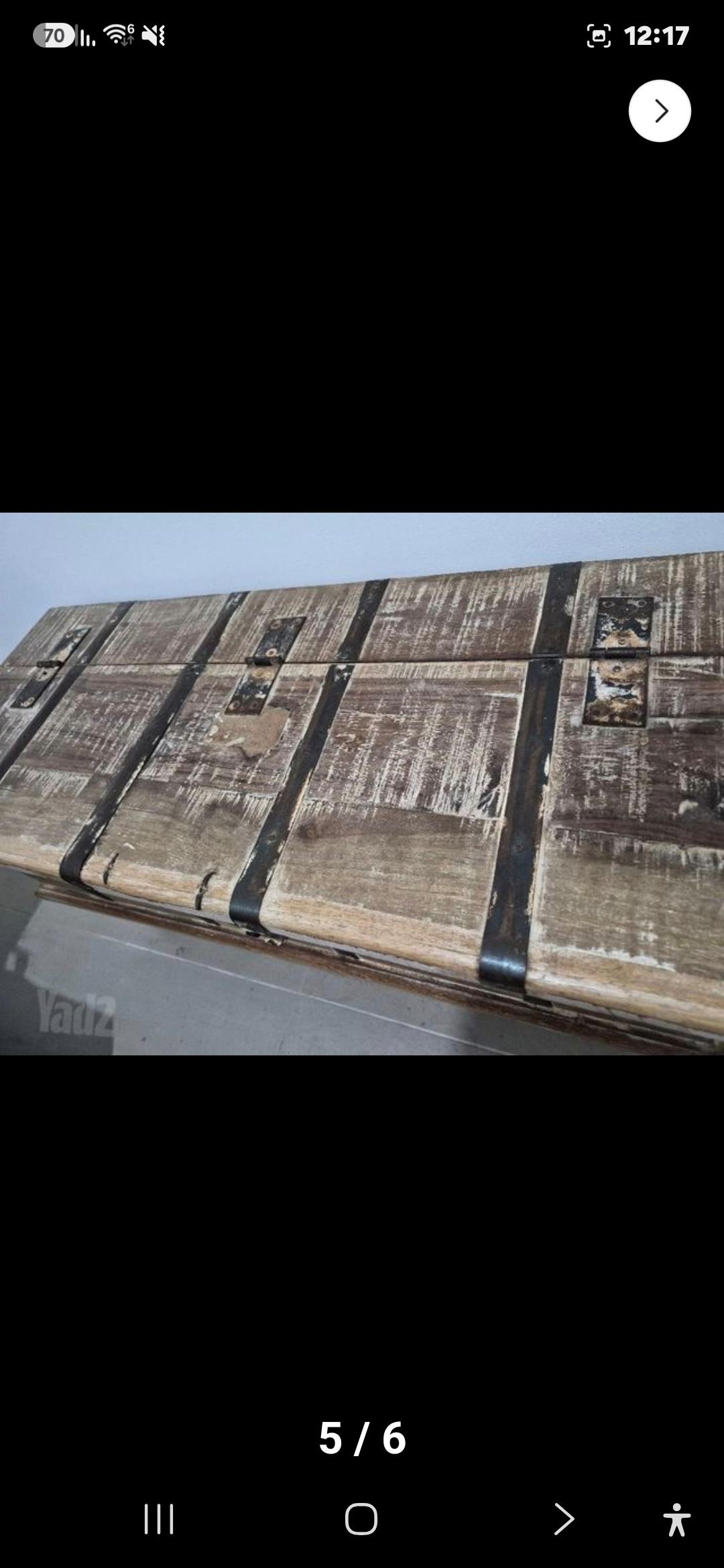ארגז עץ כפרי במראה מיושן עם חיזוקי מתכת