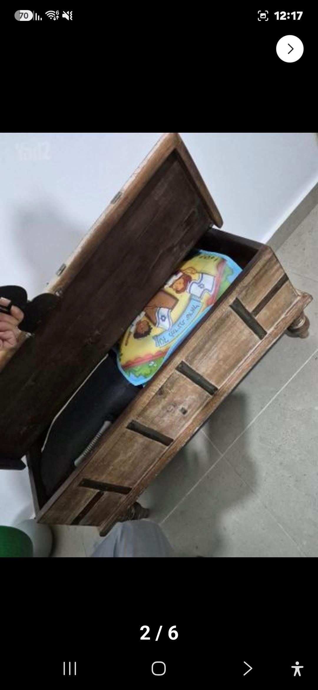 ארגז עץ כפרי במראה מיושן עם חיזוקי מתכת