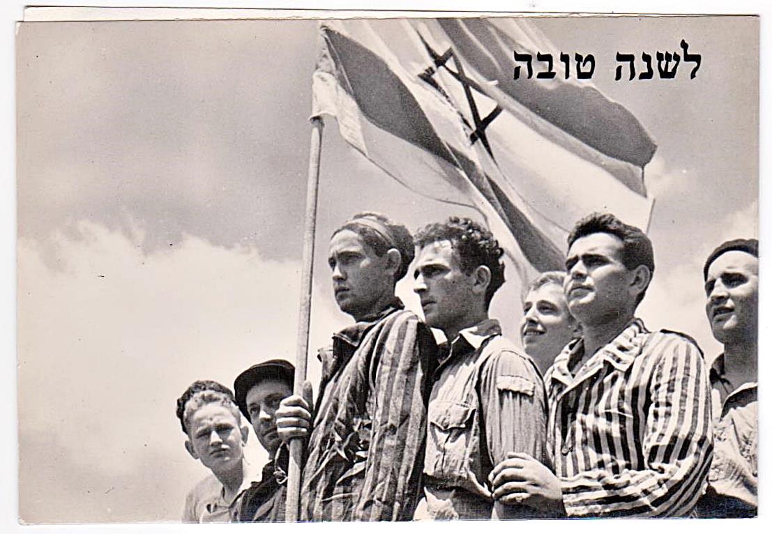 תצלום היסטורי נדיר 'לשנה טובה' - ניצולי שואה עם דגל ישראל