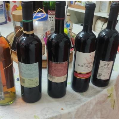 אוסף בקבוקי יין ומשקאות חריפים מודרניים