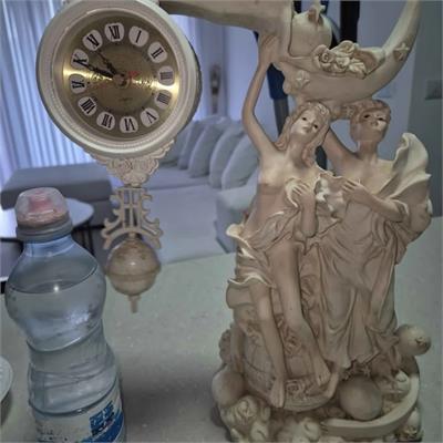 שעון מנטל דקורטיבי עם דמויות נאו-קלאסיות