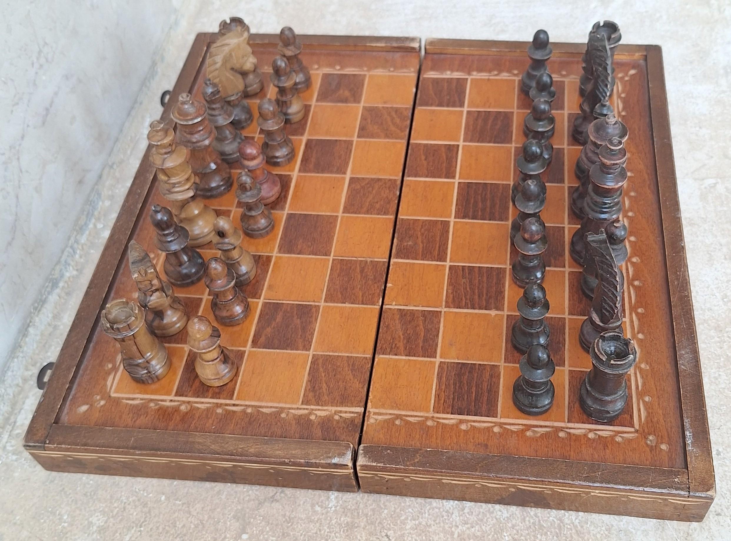 סט שחמט וינטג' מעץ מגולף ומתקפל