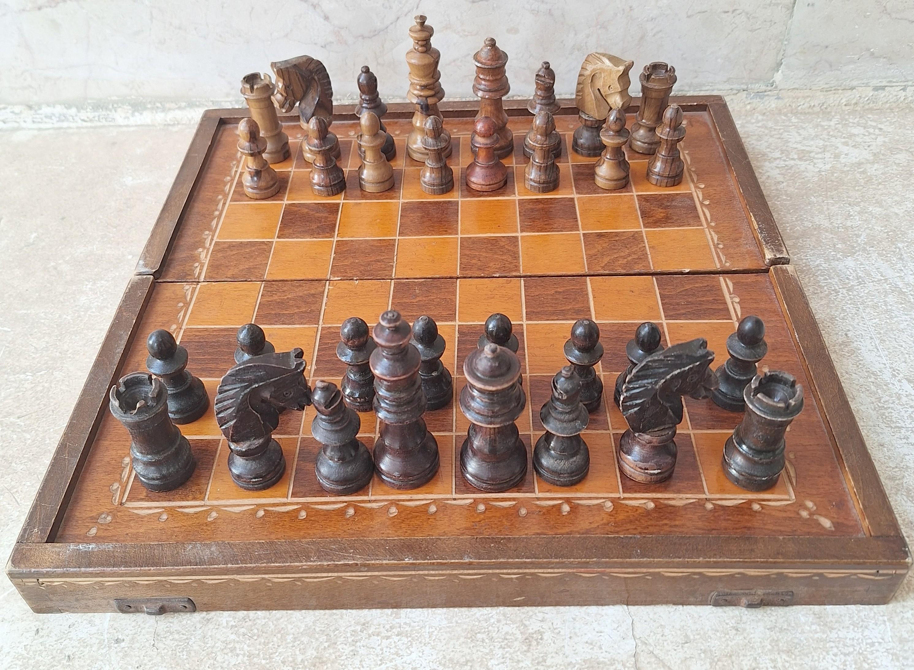 סט שחמט וינטג' מעץ מגולף ומתקפל