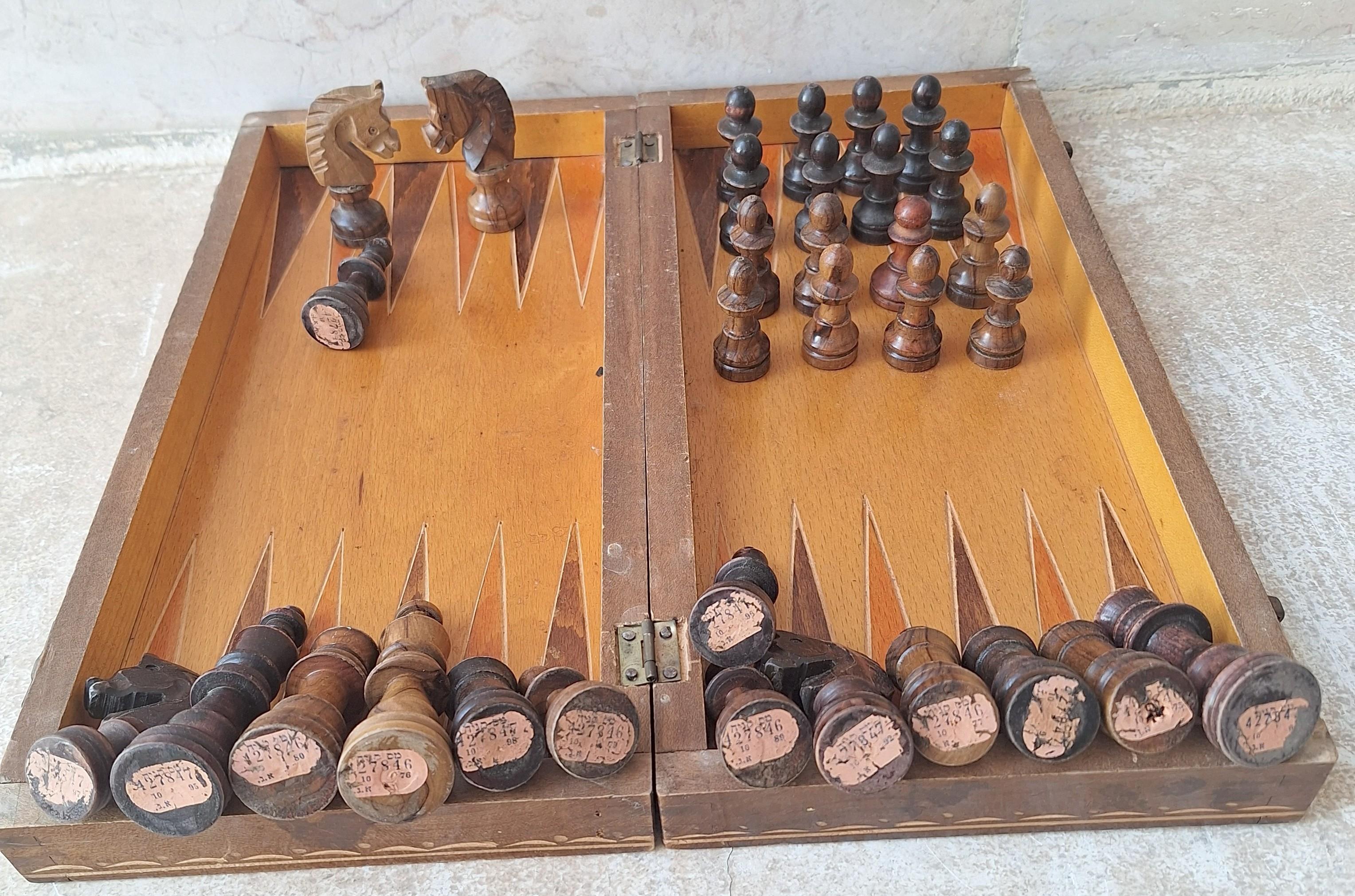 סט שחמט וינטג' מעץ מגולף ומתקפל